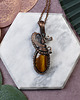 wisiory Miedziany wisiorek wire wrapping z tygrysim okiem #247
