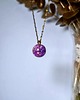 złote naszyjniki Naszyjnik z fioletowymi gipsówkami  zamkniętymi w kulce z żywicy