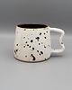 kubki Ceramiczny kubek z falistym uszkiem