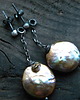 kolczyki wire wrapping zielona perła na sztyfcie - płaska