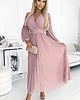 sukienki maxi damskie 414-2 KLARA plisowana sukienka z paskiem i dekoltem - PUDROWY RÓŻ