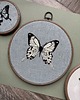 inne Haftowany motyl w tamborku
