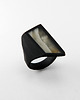 pierścionek z żywicy Czarny pierścionek FRAME z mlecznym bursztynem