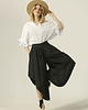 spodnie materiałowe damskie Asymetryczne spodnie cullote Amelia czarne