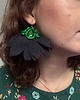 kolczyki soutache Kolczyki sutasz z zielonym kryształem i czarnymi płatkami 