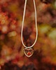 chokery Jesienny choker na skórzanym rzemieniu, naszyjnik z listkiem klonu