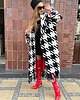 płaszcze damskie Płaszcz wełniany w biało-czarną pepitę z frędzlami