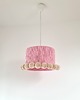 lampy do pokoju dziecka Różowa lampa sufitowa boho z beżowymi pomponami