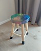 stołki Drewniany taboret z ręcznie malowanym wzorem - stolik z drewna paulowni