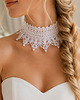 chokery Biały koronkowy choker z koraliczkami