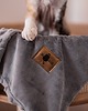 legowiska dla psów i kotów Kocyk CHILLOUT dla psa i kota, dwustronny, miękki materiał minky, szary