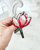 broszki Broszka KWIAT 25 ręcznie haftowana przypinka z koralikami magnolia