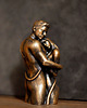 figurki i rzeźby Rzeźba z gipsu, W miłosnym uścisku, ogniste złoto, wys. 9,8 cm