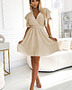 sukienki mini damskie 586-1 Kobieca sukienka z kopertowym dekoltem, rękawkiem i paskiem - BEŻOWA