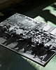 fotografia Unikatowy wydruk - Rozrzucanie Ulotek I Wystawa Kraków Stories 2025 I 40x30 cm