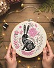 Ozdoby na ścianę Zając folk - haft w tamborku 20 cm