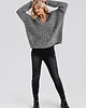 swetry damskie  Szary sweter wełniany z dekoltem Mia Look 309