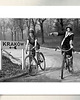 fotografia Fotografia Fotografia z passe-partout; Dziewczyny na rowerach
