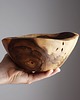miski i misy Ręcznie ciosana misa z drewna orzecha z korą