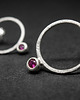 kolczyki wire wrapping Srebrne kolczyki koła 2 cm z naturalnymi rubinami (sztyfty)