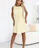 sukienki midi damskie 296-16 VICTORIA Trapezowa sukienka bez rękawów z paskiem - masełkowy żółty