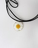 chokery Choker ze stokrotką na rzemyku