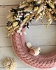 wianki wielkanocne Wyjątkowy wielkanocny wianek z naturalnymi kwiatami i ceramiczną figurką