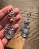 kolczyki wire wrapping Kolczyki spirale z ceramicznymi koralikami