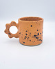 kubki Ceramiczny kubek z kwiatowym uszkiem