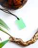 wisiory Zielony prostokątny wisiorek świecący w ciemności i UV handmade 2 x 2,9 cm