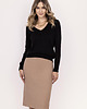 swetry damskie  Dzianinowy sweter z dekoltem w serek - SWE345 czarny MKM