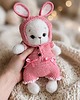 przytulanki dla niemowląt i dzieci Biały miś w pajacyku króliczka  - maskotka amigurumi
