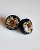 kolczyki z żywicy Okrągłe, czarne kolczyki z Kwiatami. Wkrętki. Sztyfty