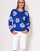 swetry damskie  Sweter w kwiatki - SWE302 kobaltowy MKM