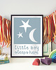 obrazy i plakaty do pokoju dziecięcego Plakat little boy sleeps here