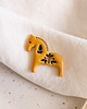 przypinki Pin przypinka z koniem w kolorze musztardowym hobby horse dla koniary