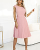 sukienki midi damskie 311-19 LILA Klasyczna plisowana sukienka z krótkim rękawkiem - pudrowy róż