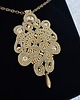 wisiory Unikatowy złoty wisior soutache z kryształami
