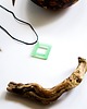 wisiory Zielony kwadratowy wisiorek świecący w ciemności i UV handmade 2x2 cm