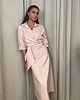 sukienki midi damskie Sukienka wiązana w talii na zakładkę Rosa
