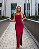 sukienki maxi damskie 483-5 DIANE satynowa długa suknia z rozcięciem na nogę - MALINOWA