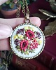 wisiory Haftowany wisiorek z jarząbkiem i kwiatami
