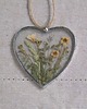 Ozdoby na ścianę Serce witrażowe z suszonymi kwiatami poziomek 7,5 cm