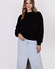 swetry damskie  Oryginalny sweter w warkoczowe wzory - SWE323 czarny MKM