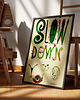 plakaty Plakat  SLOW DOWN grafika ślimak BALANS PRACA ilustracja do domu