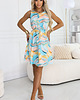 sukienki midi damskie 296-15 VICTORIA Trapezowa letnia sukienka w kolorowe fale - błękit z cytryną