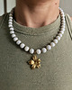 korale Naszyjnik z howlitu i hematytu z zawieszką kwiatem