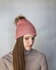 czapki damskie Różowa czapka merino z odczepianym pomponem