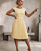 sukienki midi damskie 311-21 LILA Klasyczna plisowana sukienka z krótkim rękawkiem - żółta