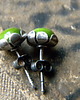 kolczyki wire wrapping ceramiczne w rumiankowej oprawie